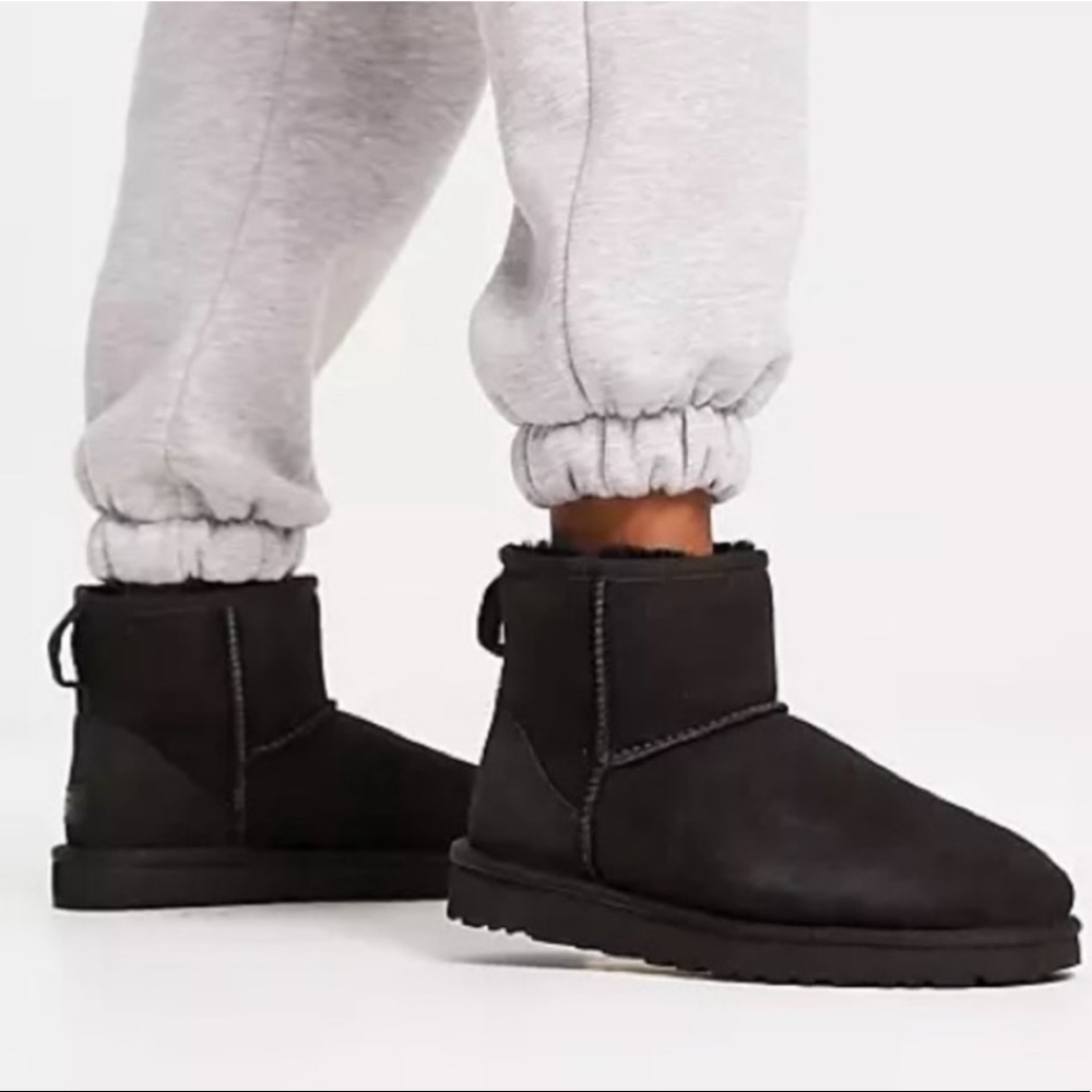UGG Classic Mini II Genuine Shearling Lined Boot, BLACK SIZE 6 US   0398